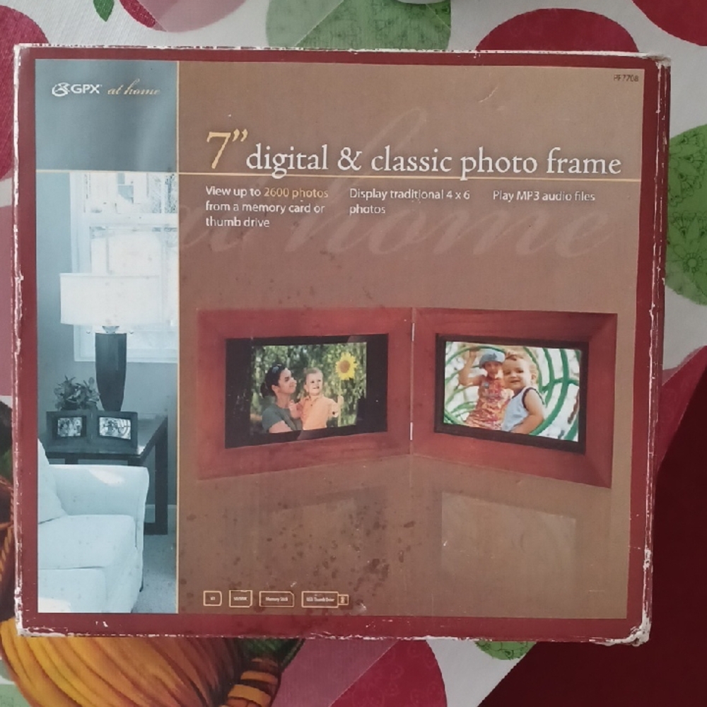 GPX 7" Digital & Classic Photo Frame